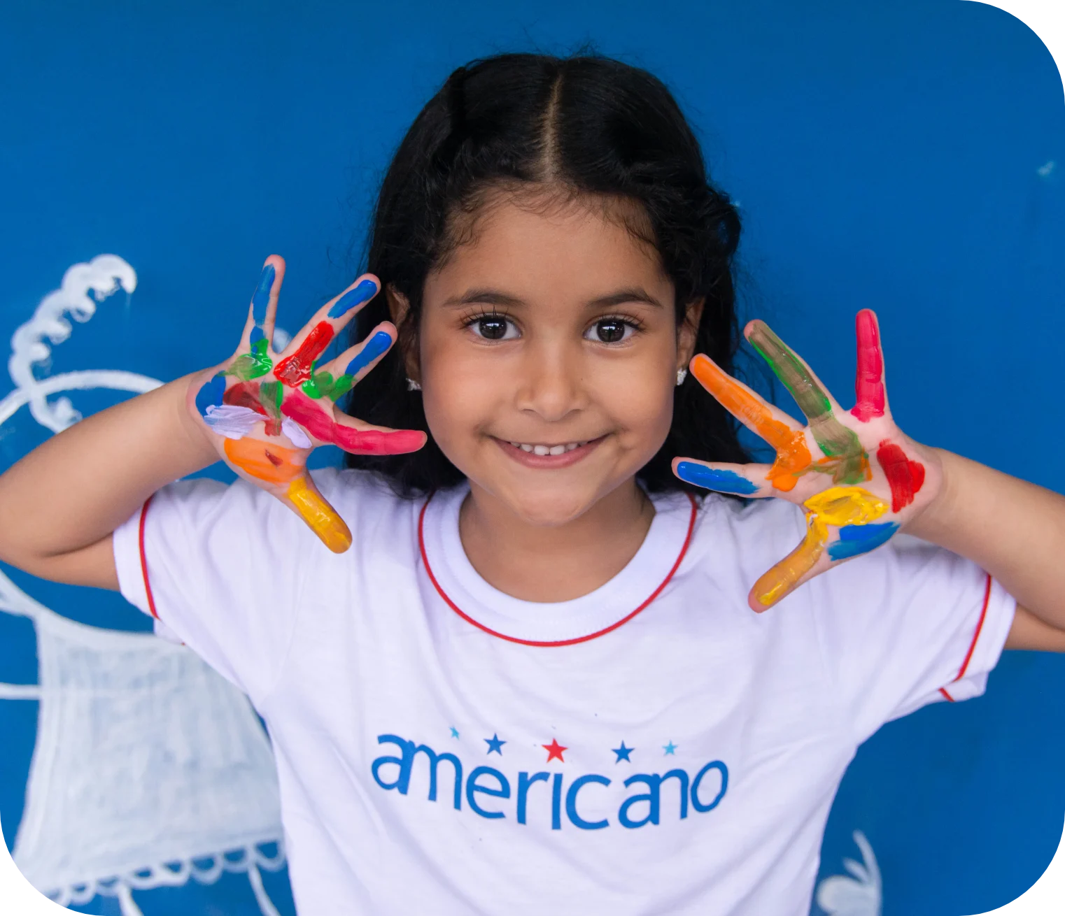 Aluna brincando com tinta na mão