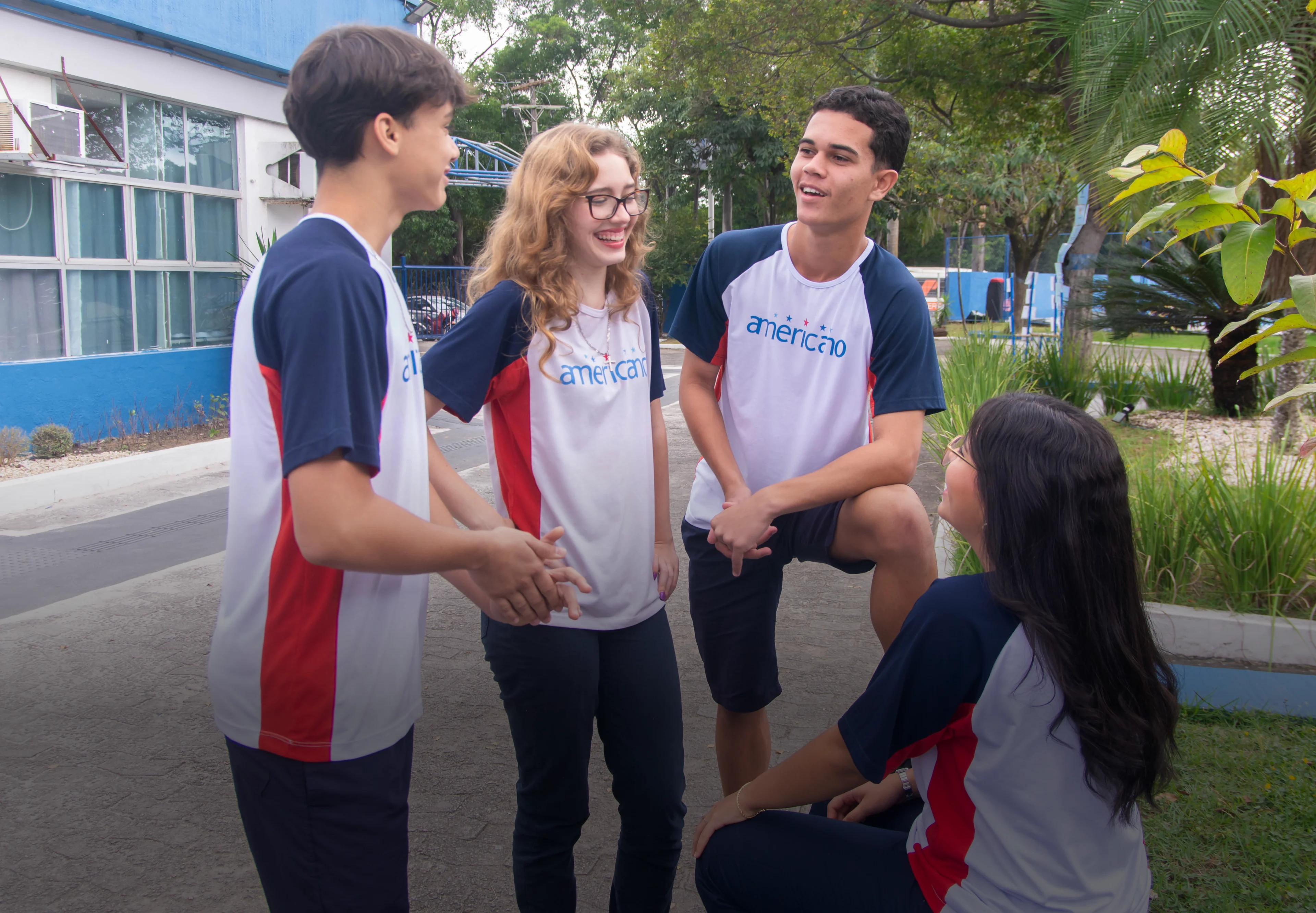 Grupo de jovens alunos conversando