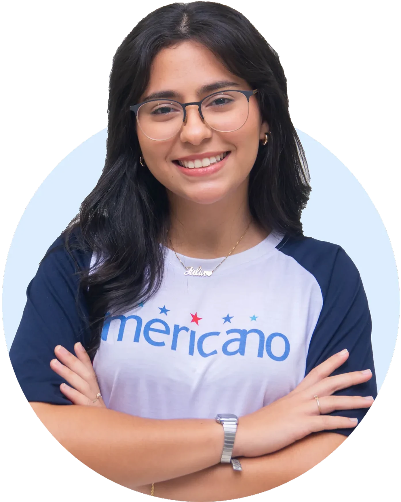 Aluna de braços cruzados com fundo claro