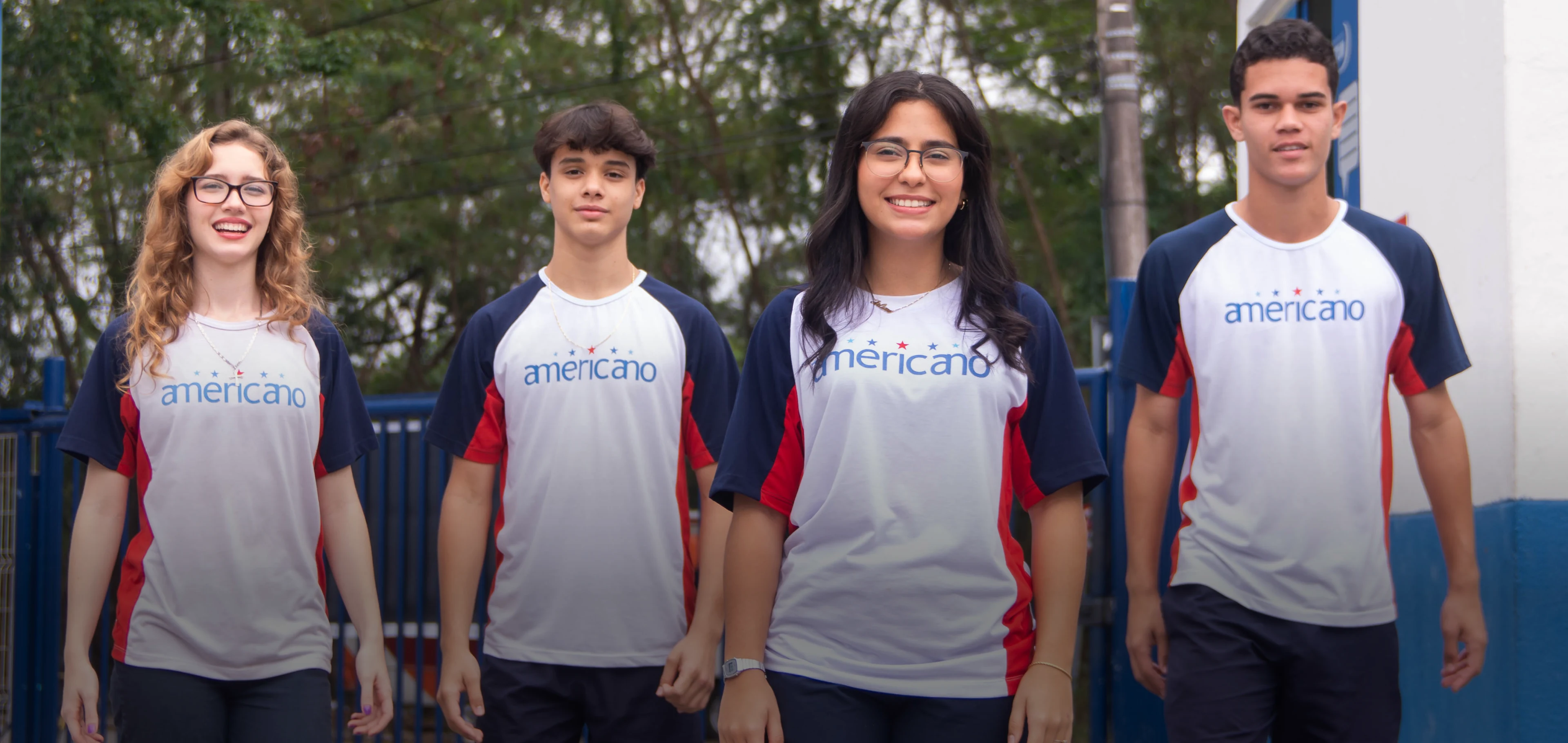 Turma de alunos sorrindo
